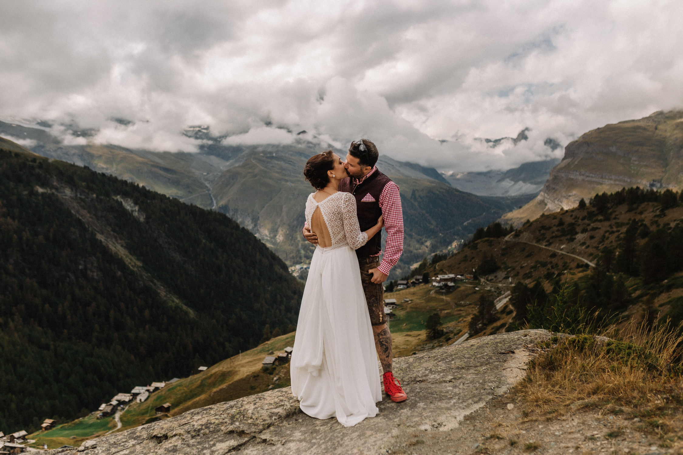 Hochzeitsfotograf Wallis - Brautpaar küsst sich in Zermatt vor Matterhorn