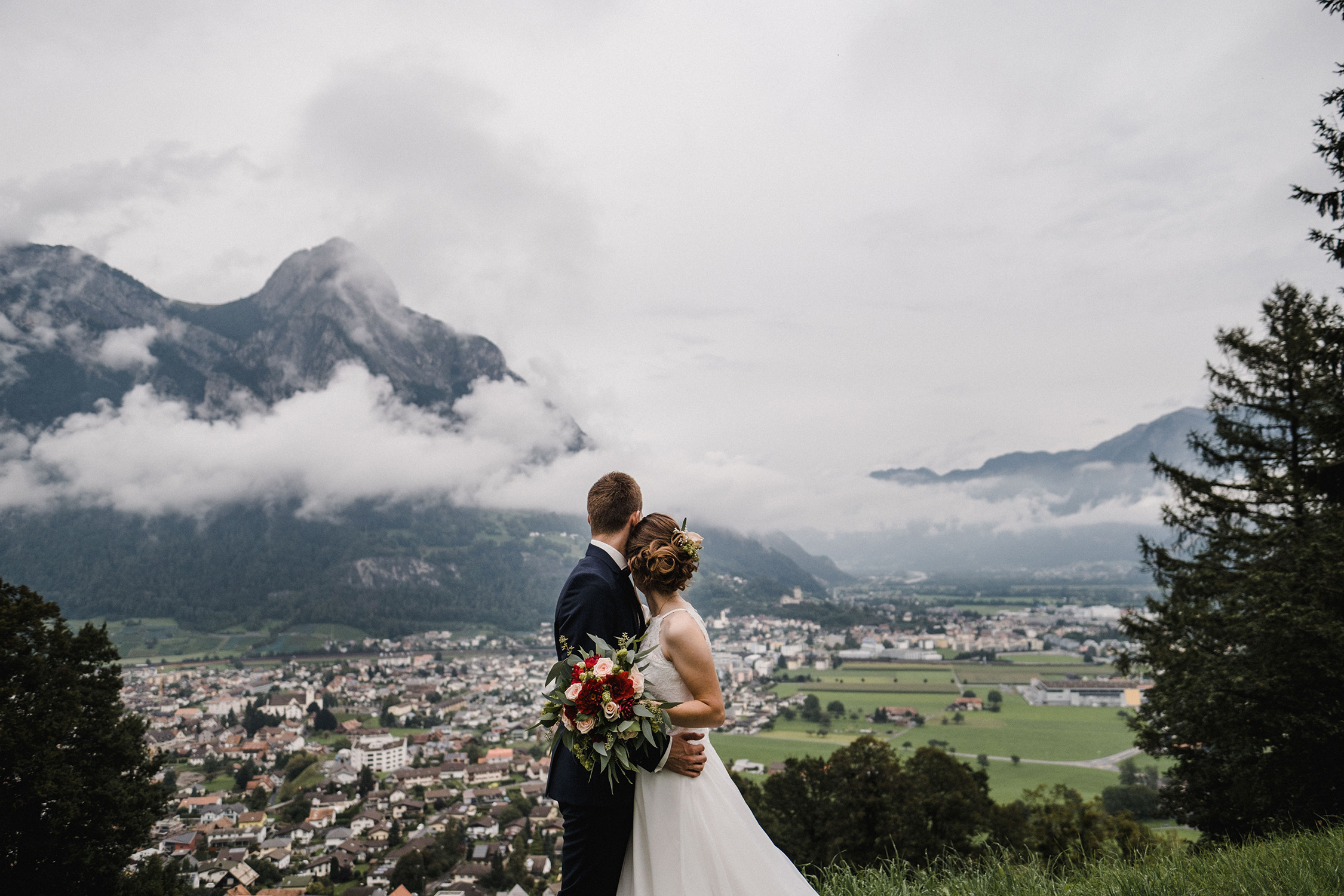 Hochzeitsfotograf Sargans - Brautpaar vor Bergkulisse mit Regenwolken